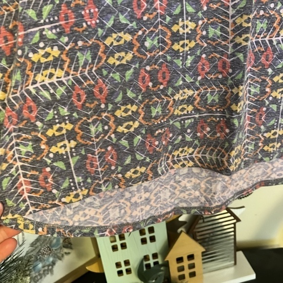 LULAROE Classic Tee Faded Look  Multi Color Fishbone Pattern, Size Large, GUC. - Picture 5 of 8
